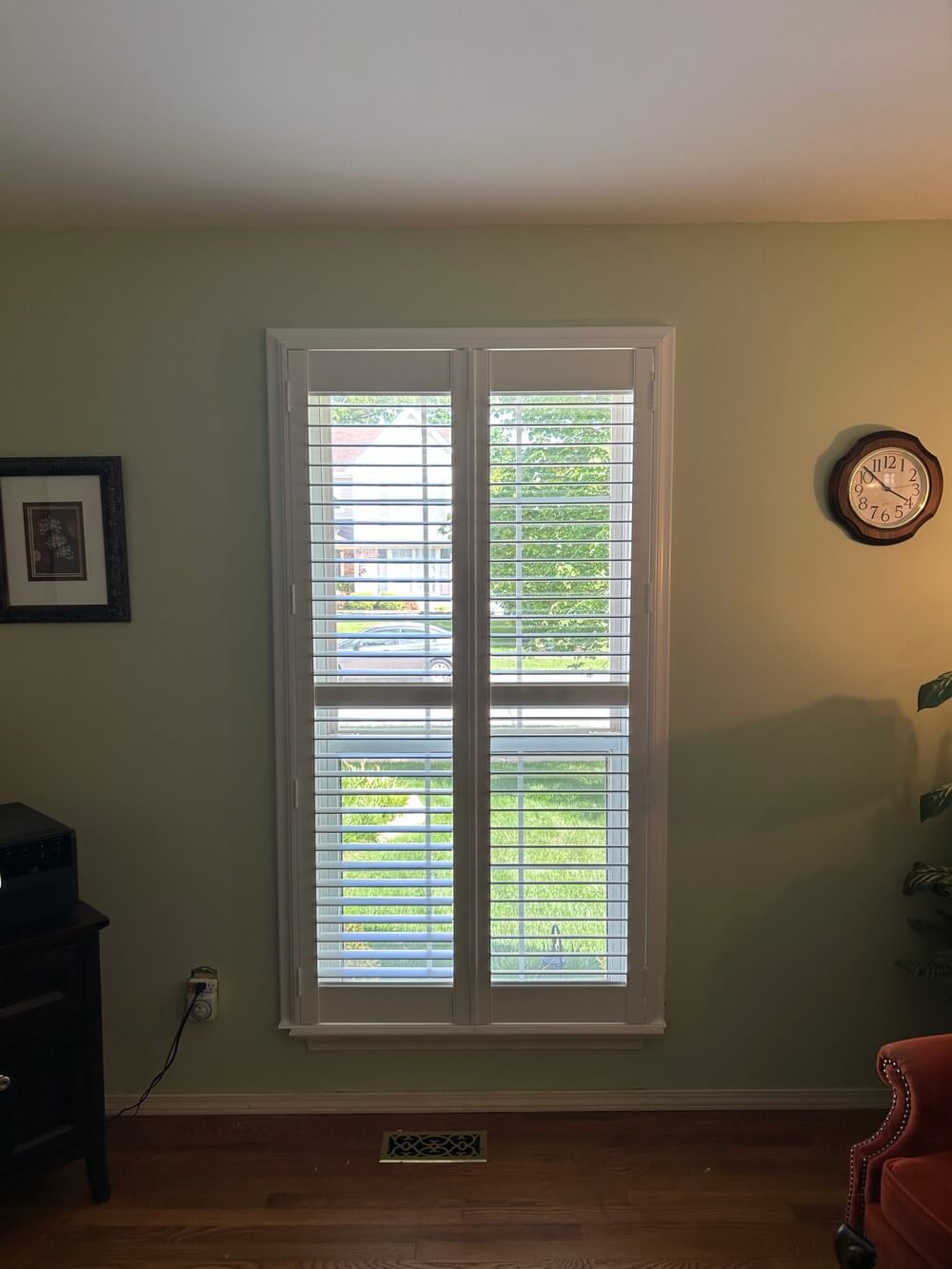 Enhanced Plantation Shutters After Trim Removal – 2.5-Inch Louvers with Hidden Tilt on Forder Oaks Dr in St. Louis, MO