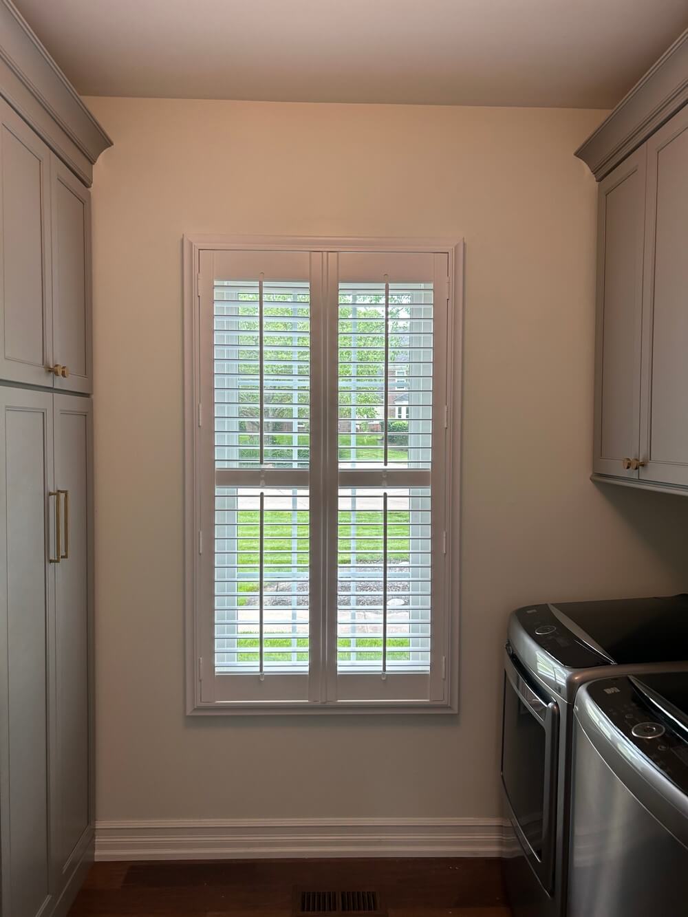 Refined Plantation Shutters, 2.5-Inch Louvers and Front Tilt on Emily Way Ct in Wildwood, MO